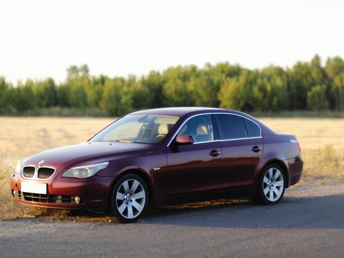Auto sedán en el campo